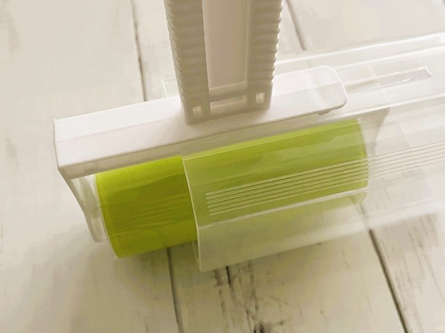 ダイソー「粘着ゲルクリーナー」スライドして出し入れできるケース付き