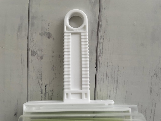 ダイソー「粘着ゲルクリーナー」フックにかけて収納できる