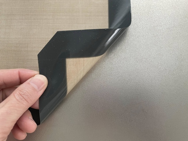 ダイソー シリコンマット「電子レンジマット」裏表