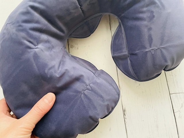 ダイソー　エア枕　らくらくエアー枕　スエードのような肌ざわり