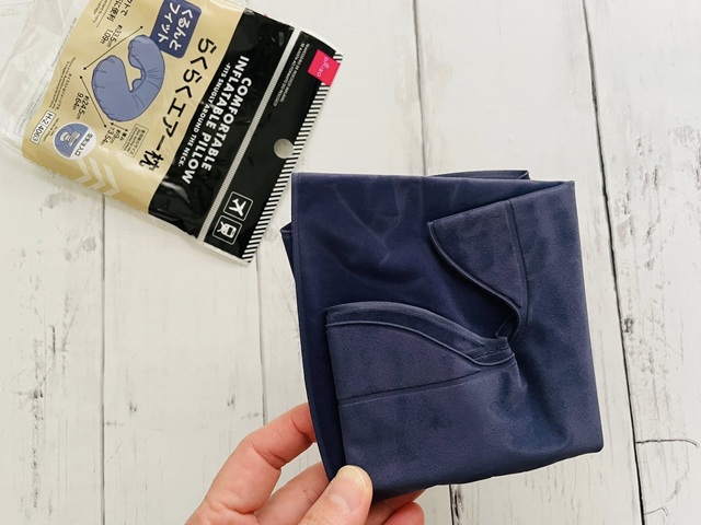 ダイソー　エア枕　らくらくエアー枕　コンパクト