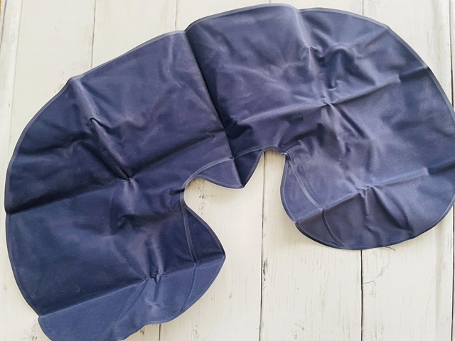 ダイソー　エア枕　らくらくエアー枕　空気を抜くとシート状に