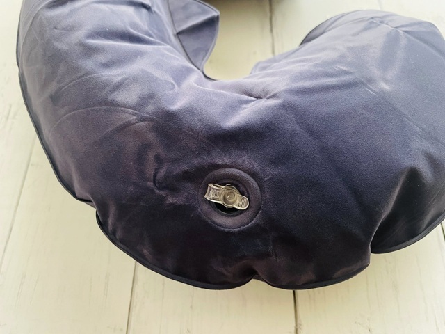 ダイソー　エア枕　らくらくエアー枕　外側に少しシワが残るくらいがちょうどよい目安