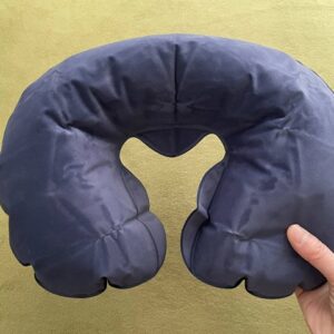 ダイソーのエア枕「らくらくエアー枕」のフィット感が気持ちいい!特徴や使い方を解説