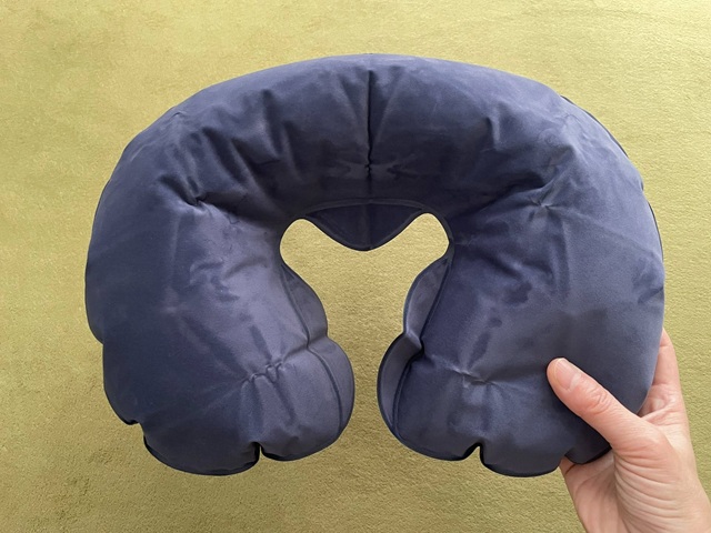 ダイソー　エア枕「らくらくエアー枕」空気を入れるだけ