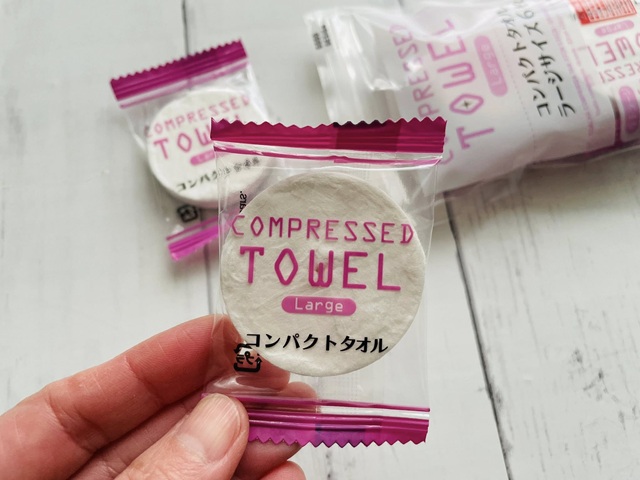 ダイソー　圧縮タオル　アウトドアや旅行にも！