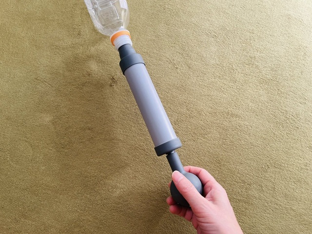 ダイソー　ペチャンコポンプ　レバーを前後に素早くスライドさせる