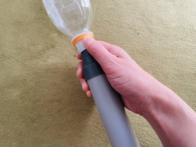 ダイソー　ペチャンコポンプ　吸い込み口をペットボトルの飲み口にしっかり差し込む