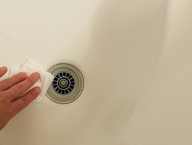 ダイソー　排水口　カビ汚れ防止シール　使い方　排水溝まわりの汚れや水分を拭き取る