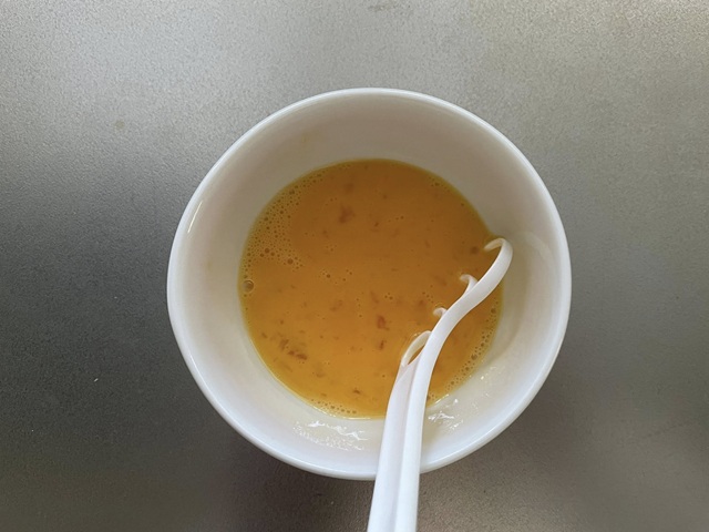 ダイソー　とき卵名人　使い方　左右に揺らすように混ぜる