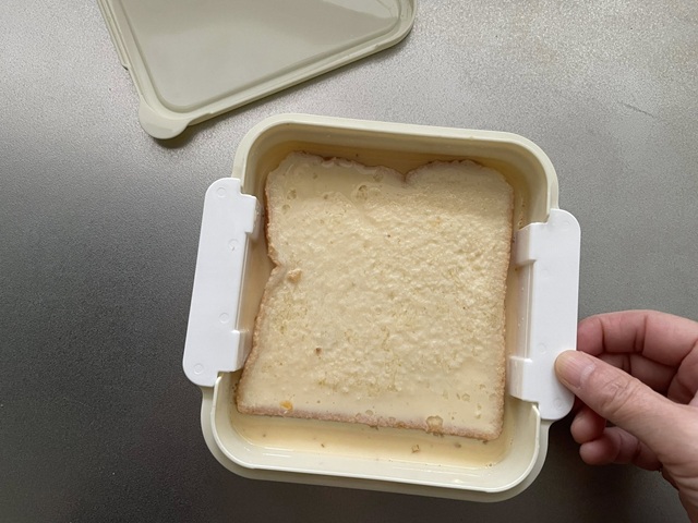 ダイソー　フレンチトーストメーカー　卵液に漬け込む