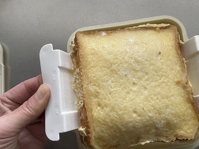 ダイソー　フレンチトーストメーカー　容器から取り出す