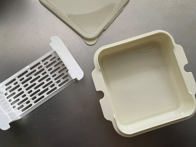 ダイソー　フレンチトーストメーカー　フタ、容器、ザル