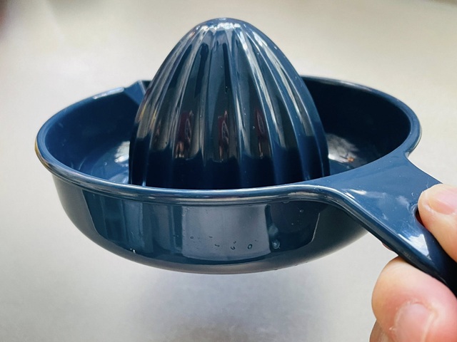 ダイソー フルーツ絞り器 ネイビー
