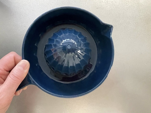 ダイソー フルーツ絞り器 直径約19cmで大きめフルーツにも対応