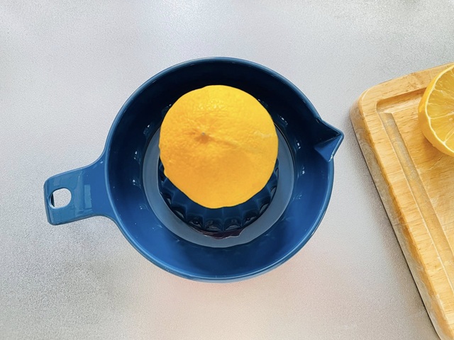 ダイソー　フルーツ絞り器　絞りやすい