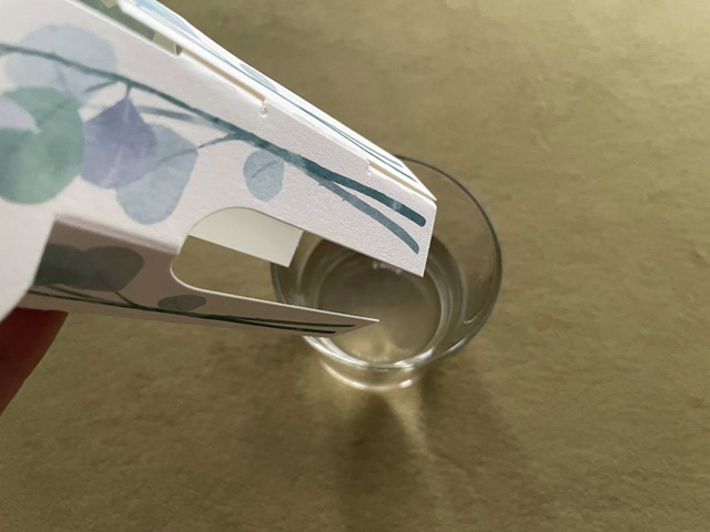 ダイソー　ペーパー加湿器（ユーカリ）コップに入れる