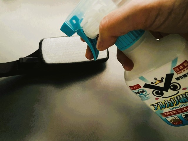 ダイソー　回転式ほこり取り　アルカリ電解水を併用すれば、汚れをすっきり落としやすくなる