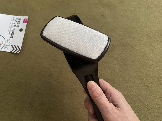 ダイソー 回転式ほこり取り　毛の向きを回転で切り替えられる