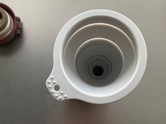 ダイソー　シリコーン折りたたみジョウゴ　投入口は約7cmで使いやすい