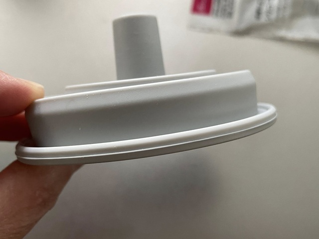 ダイソー　シリコーン折りたたみジョウゴ　折りたたんで収納できる