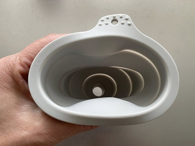 ダイソー　シリコーン折りたたみジョウゴ　粉の入れ替えにもおすすめ