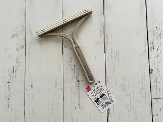 100均のエチケットブラシ　ダイソーのT字リントブラシ