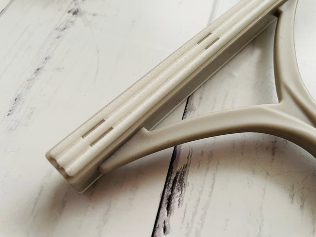 ダイソーのT字リントブラシ 三列面