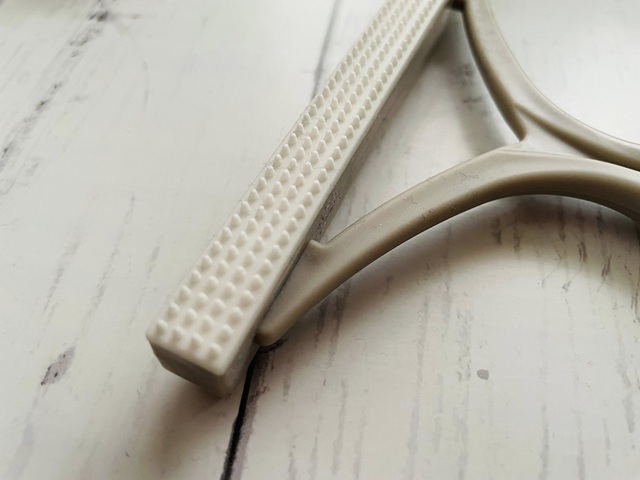 ダイソーのT字リントブラシ 凹凸面