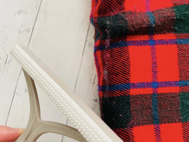 ダイソーのT字リントブラシ 毛玉をあつめる