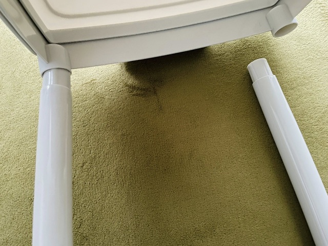 ダイソー　ゴミ袋ホルダー　フタの3か所の丸い穴にも、同様にポールを差し込む