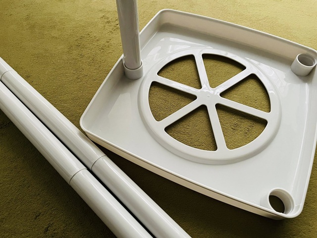 ダイソー　ゴミ袋ホルダー　底部分にある3か所の丸い穴に、ポールを差し込む