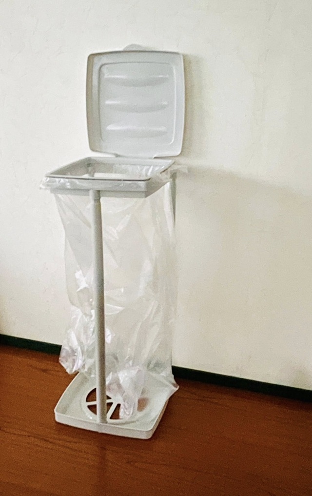 ダイソー　ゴミ袋ホルダー　スリムで置きやすい