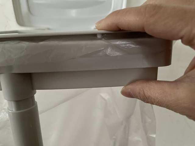 ダイソー　ゴミ袋ホルダー　ホルダーをかぶせたら、フタを閉じる