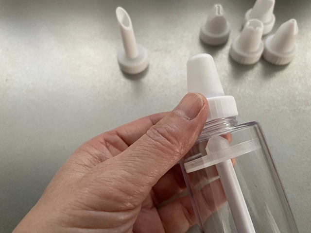 ダイソー　クリーム絞り器セット　口金を替えやすい