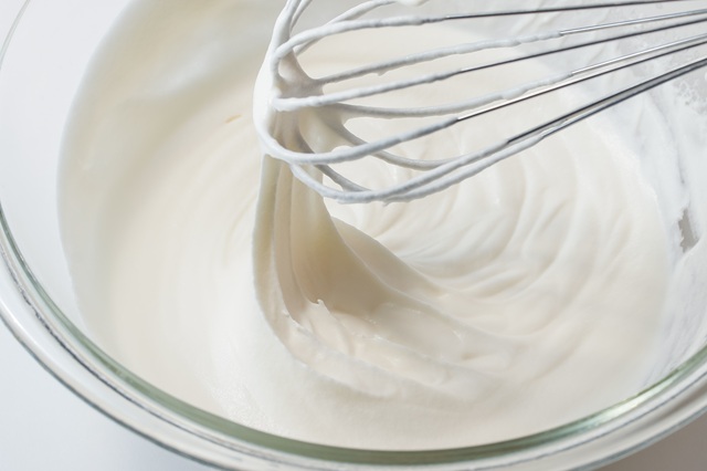 ホイップ　作り方　泡だて器と生クリーム