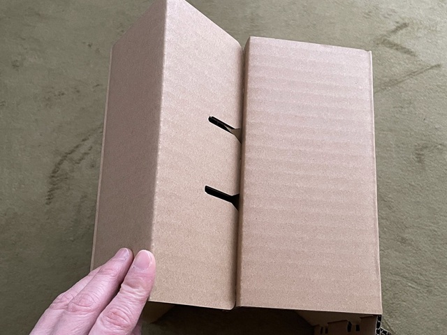 ダイソーの段ボール椅子「ダンボールチェア」座面を作る