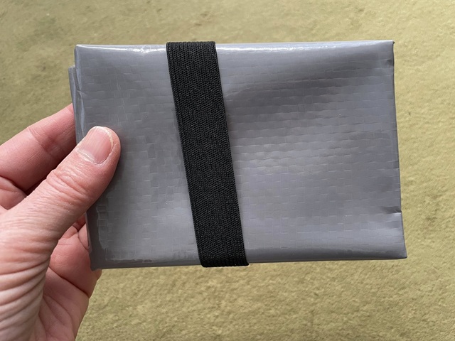 ダイソー　レジャーマット　コンパクトレジャーシート　携帯に便利　持ち歩きやすい