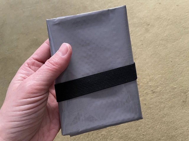 ダイソー　レジャーマット　コンパクトレジャーシート　携帯に便利