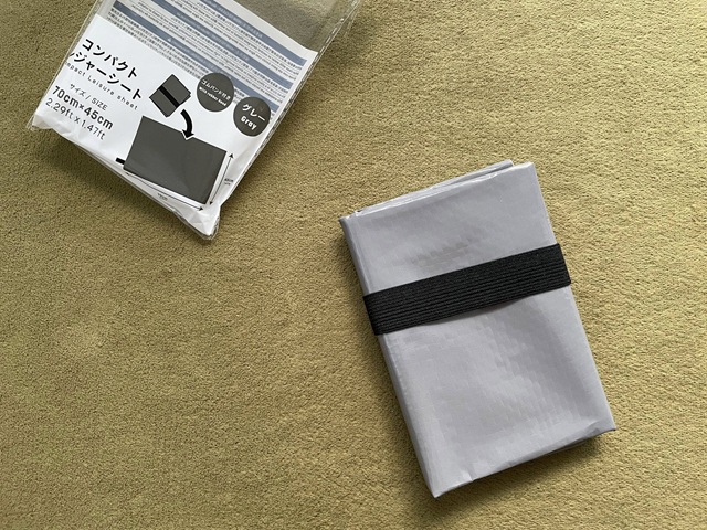 ダイソー　レジャーマット　コンパクトレジャーシート　携帯に便利