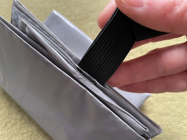 ダイソー　レジャーマット　コンパクトレジャーシート　ゴムバンド付き