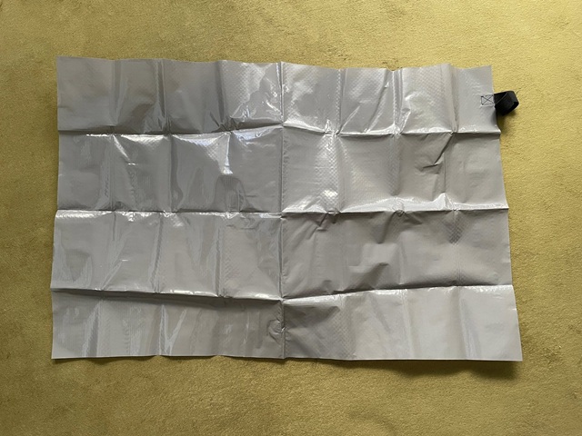 ダイソー　レジャーマット　コンパクトレジャーシート　一人が座るのにちょうどいいサイズ