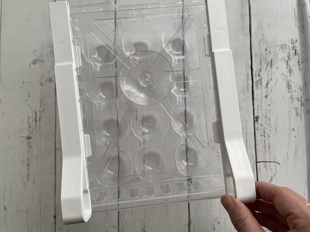 ダイソーの「吊り下げ冷蔵庫収納ケース（卵用）洗いやすいプラスチック素材