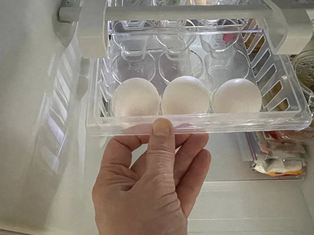 ダイソーの「吊り下げ冷蔵庫収納ケース（卵用）」出しやすい