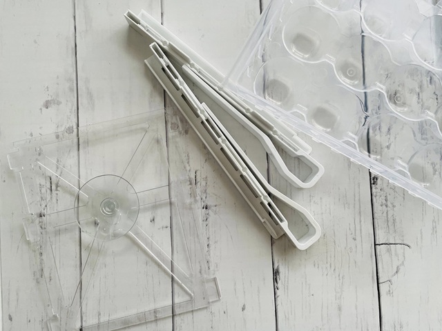 ダイソーの「吊り下げ冷蔵庫収納ケース（卵用）」冷蔵庫の棚板に簡単に取り付けられる収納アイテム