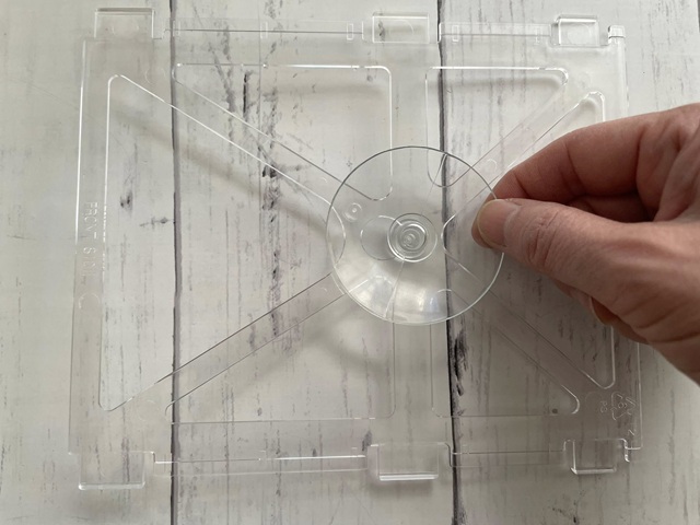 ダイソーの「吊り下げ冷蔵庫収納ケース（卵用）吸盤付き