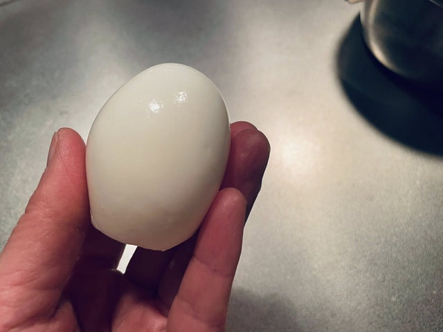 ダイソー　たまごのプッチン穴あけ器　使い方　つるっとむける