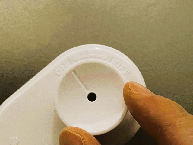 ダイソー　たまごのプッチン穴あけ器　ロック付きなので安全