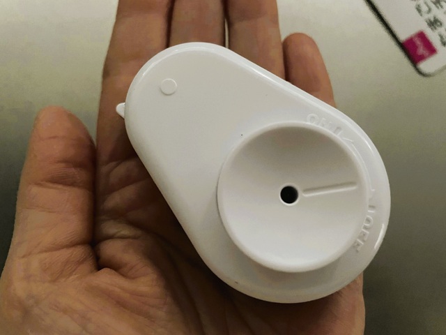 ダイソー　たまごのプッチン穴あけ器　手のひらサイズ