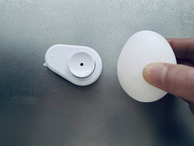 ダイソー　たまごのプッチン穴あけ器　使い方　丸い部分を下にする
